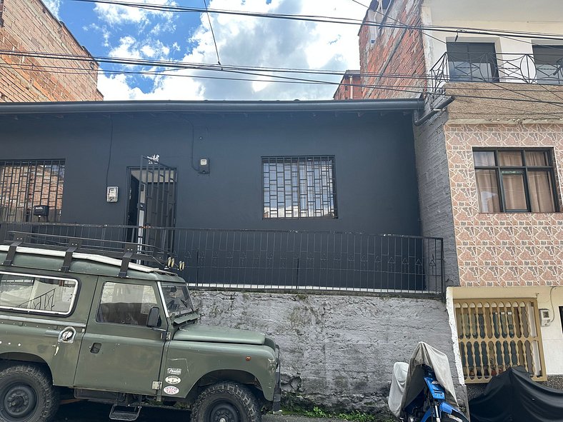 Casa Tradicional Remodelada en Envigado con Patio